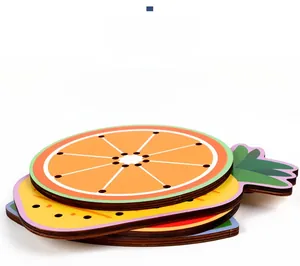 Vue macro d'un puzzle de fruits en bois découpé au laser avec bords lisses et couleurs vives