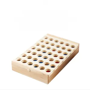 Vue macro d'un jeu de puissance 4 portable en bois avec des pièces rouges et bleues