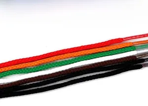 Gros plan de cordons de laçage colorés en coton avec embouts en plastique pour jouets