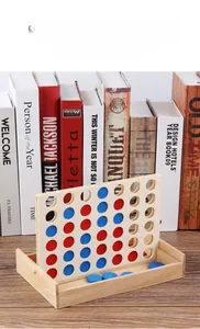 Vue détaillée du jeu Puissance 4 en bois naturel avec pions rouges et bleus sur table