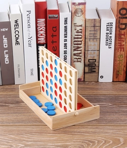 Jeu de stratégie classique Puissance 4 en bois avec pions rouges et bleus sur table
