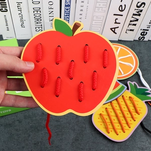 Jeu de laçage en bois avec pomme, ananas et orange pour l'éveil et la motricité enfant