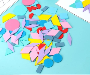 Bovenaanzicht van kleurrijke houten geometrische blokken en puzzelborden voor kinderen