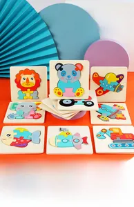 Détail de puzzles 3D colorés en bois (animaux et véhicules) pour l'éveil des enfants