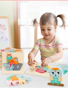 Fillette jouant avec des puzzles 3D en bois épais pour l'éveil de l'enfant