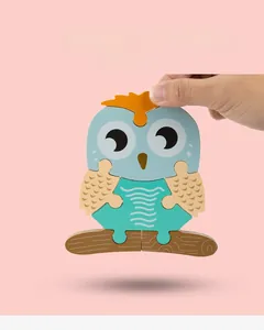 Détail d'un puzzle 3D en bois hibou avec fentes emboîtables sur fond rose doux