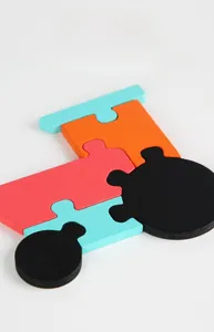 Détail du puzzle 3D en bois multicolore avec peinture à l'eau non toxique