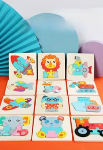 Vue détaillée de douze puzzles 3D en bois animaux et véhicules pour l'éveil des enfants