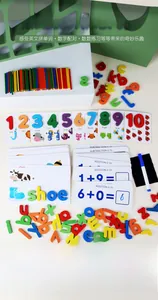 Gros plan sur les lettres en bois et cartes de mathématiques pour éveil éducatif