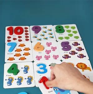 Détail macro de puzzles en bois montrant des nombres et des mots anglais éducatifs