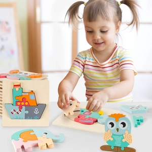 Fillette jouant avec des puzzles 3D en bois colorés pour l'éducation et l'éveil de l'enfant