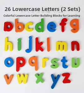 Détail de blocs alphabet en bois colorés avec deux jeux de lettres minuscules a-z