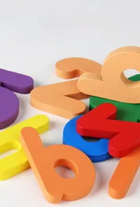 Gros plan de blocs de chiffres et lettres en bois colorés aux bords arrondis