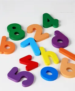 Détail macro de blocs de chiffres et lettres en bois colorés avec peinture à l'eau sûre