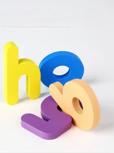 Détail de lettres et chiffres en bois aux couleurs vives pour l'éveil éducatif