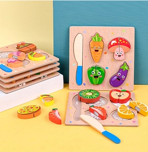 Détail d'un ensemble de puzzle alimentaire en bois avec fruits et légumes et couteau jouet