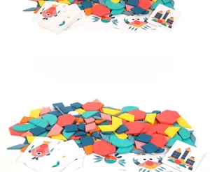 Vista dettagliata di pezzi di puzzle geometrici in legno colorato e carte con motivi educativi