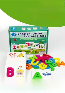 Vue détaillée des cartes alphabet recto-verso avec blocs en bois et stylo effaçable