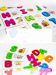 Vue détaillée de 26 cartes puzzle alphabet en bois avec lettres colorées pour l'apprentissage