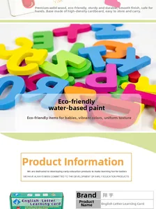 Détail de cartes d'alphabet en bois montrant la texture naturelle et la peinture à l'eau