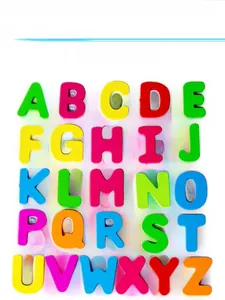 Vue détaillée de 26 lettres majuscules 3D colorées pour l'apprentissage des enfants