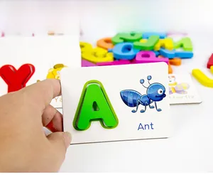 Détail d'une carte de puzzle alphabet en bois montrant la lettre A pour l'apprentissage