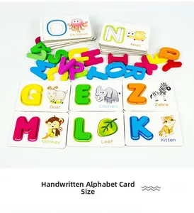 Détails des blocs alphabétiques en bois et cartes avec illustrations d'animaux et mots