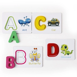 Cartes éducatives de l'alphabet avec lettres en bois colorées et illustrations de dessins