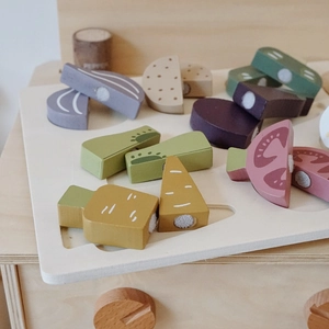 Dettaglio di verdure in legno da tagliare con velcro e base di conservazione