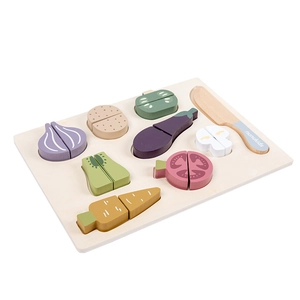 Dettaglio del set di verdure giocattolo in legno per bambini con vassoio e coltello