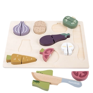 Dettaglio del set di verdure in legno magnetiche con base scanalata per bambini