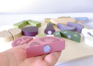 Dettaglio di verdure giocattolo in legno con velcro per un gioco di taglio realistico
