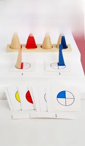 Détail macro du jouet mathématique Montessori en bois avec fractions et cartes illustrées