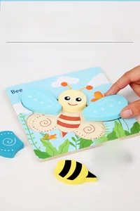 Gros plan du puzzle 3D en bois d'abeille montrant des pièces colorées pour enfants