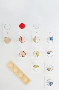 Jeu éducatif en bois montrant des fractions avec diagrammes circulaires colorés