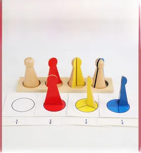 Détail des cylindres de fraction Montessori en bois et cartes colorées sur socle naturel