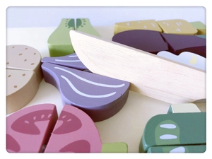 Dettaglio di verdure giocattolo in legno con velcro e un piccolo coltello in legno