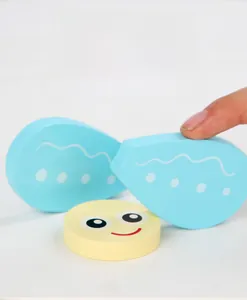 Gros plan de blocs de puzzle en bois avec vagues bleues et visage souriant jaune