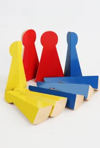 Détail macro de figurines en bois avec peinture écologique pour l'éducation mathématique