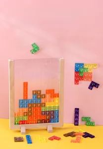 Vue détaillée des blocs Tetris 3D dans un cadre en bois pour le jeu éducatif