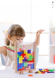Enfant jouant avec des blocs de puzzle 3D colorés dans un cadre en bois pour la logique