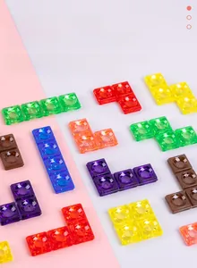 Détail de blocs de puzzle 3D translucides colorés de formes variées sur fond pastel