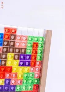 Détail macro de blocs de puzzle 3D transparents dans un cadre grillagé en hêtre naturel