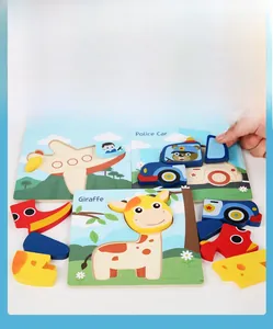 Gros plan de puzzles en bois colorés avec motifs d'avion, de police et de girafe