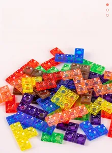 Détail de blocs 3D colorés montrant des bords lisses et un matériau ABS de qualité