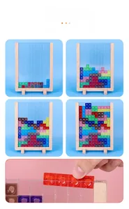 Détail de blocs de puzzle translucides colorés dans un cadre de jeu de logique en bois