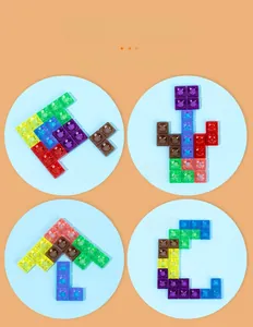 Gros plan de blocs 3D colorés montrant quatre exemples d'assemblage créatif d'enfants