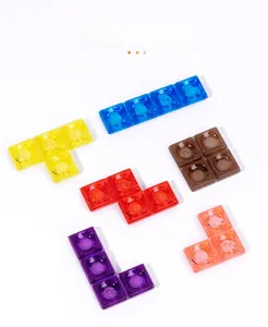 Vue macro de pièces de puzzle 3D colorées en acrylique avec texture tactile