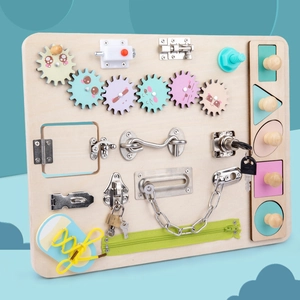 Montessori houten busy board voor peuters met sloten, tandwielen en vormpuzzels