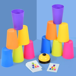 Set di gioco competitivo con tazze impilabili per bambini con campanella e carte